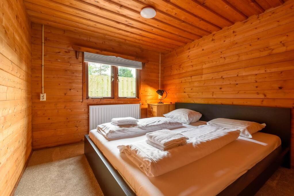 Spacious Wooden Cottage With Infra-Red Sauna At Veluwe Putten Buitenkant foto