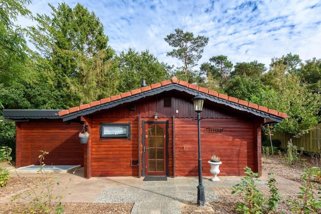 Spacious Wooden Cottage With Infra-Red Sauna At Veluwe Putten Buitenkant foto