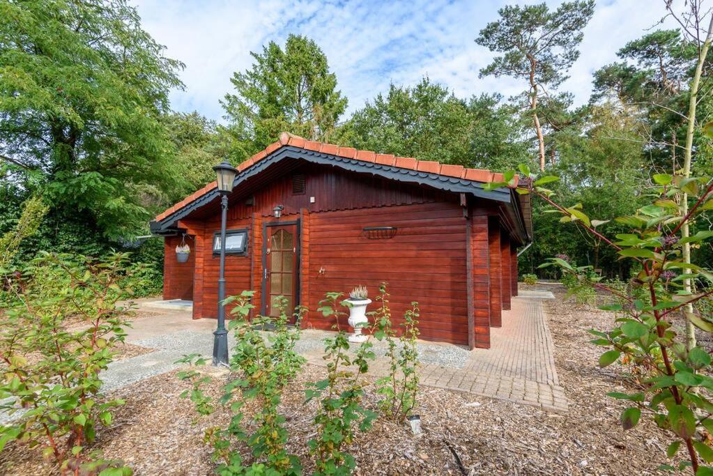 Spacious Wooden Cottage With Infra-Red Sauna At Veluwe Putten Buitenkant foto