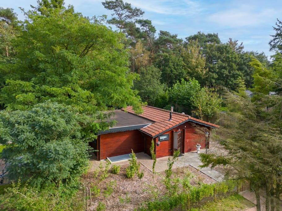 Spacious Wooden Cottage With Infra-Red Sauna At Veluwe Putten Buitenkant foto