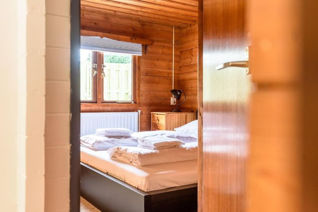 Spacious Wooden Cottage With Infra-Red Sauna At Veluwe Putten Buitenkant foto