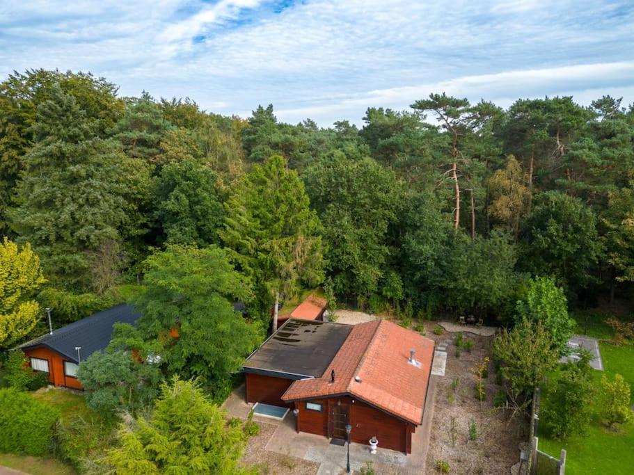 Spacious Wooden Cottage With Infra-Red Sauna At Veluwe Putten Buitenkant foto