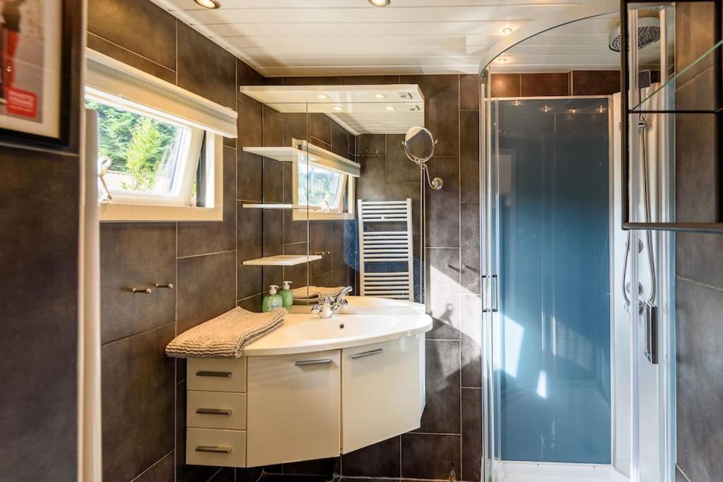 Spacious Wooden Cottage With Infra-Red Sauna At Veluwe Putten Buitenkant foto