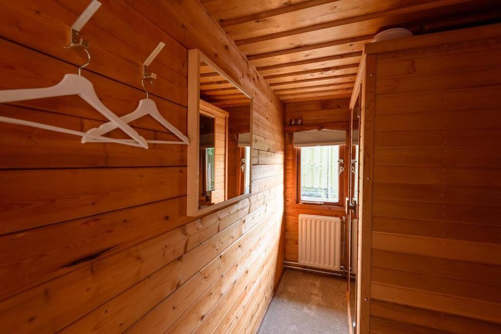 Spacious Wooden Cottage With Infra-Red Sauna At Veluwe Putten Buitenkant foto